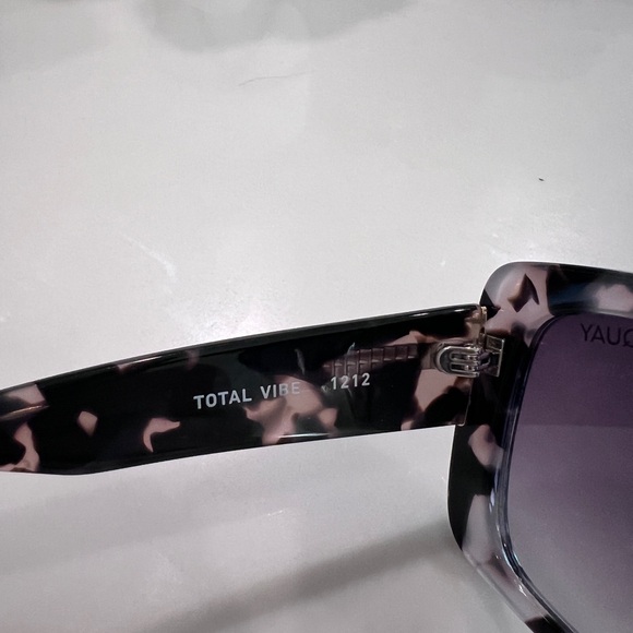 Quay Australia Tortoise Shell Sunglasses - NOT Polarized - Picture 3 of 3